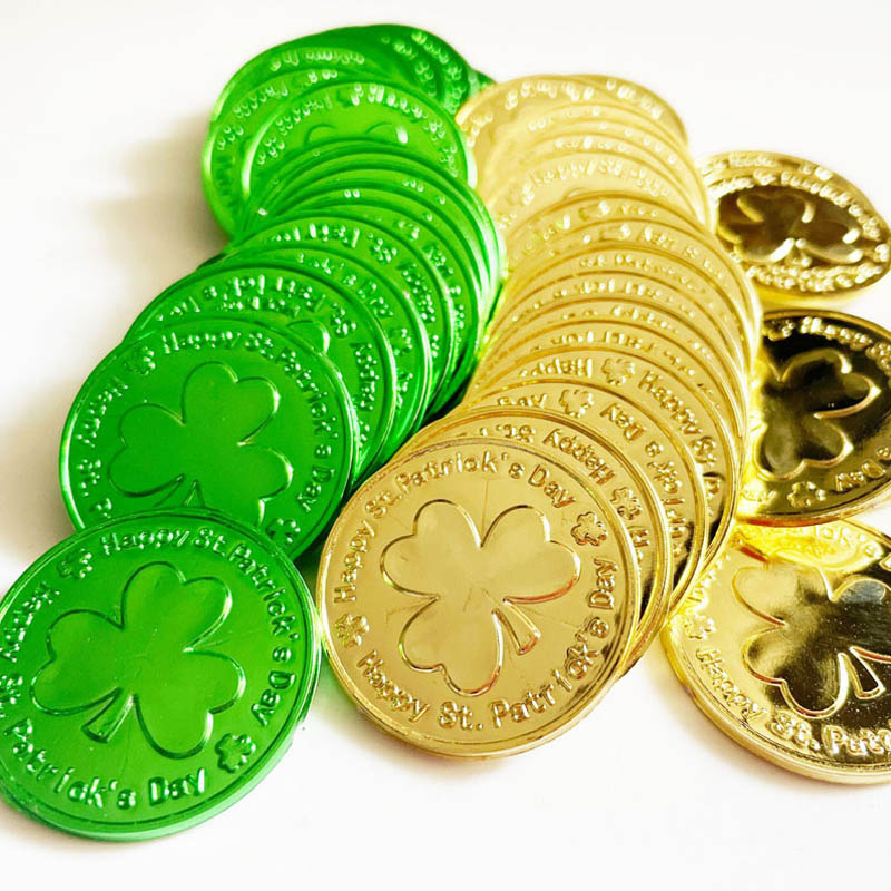 Monedas de oro de plástico de trébol irlandés