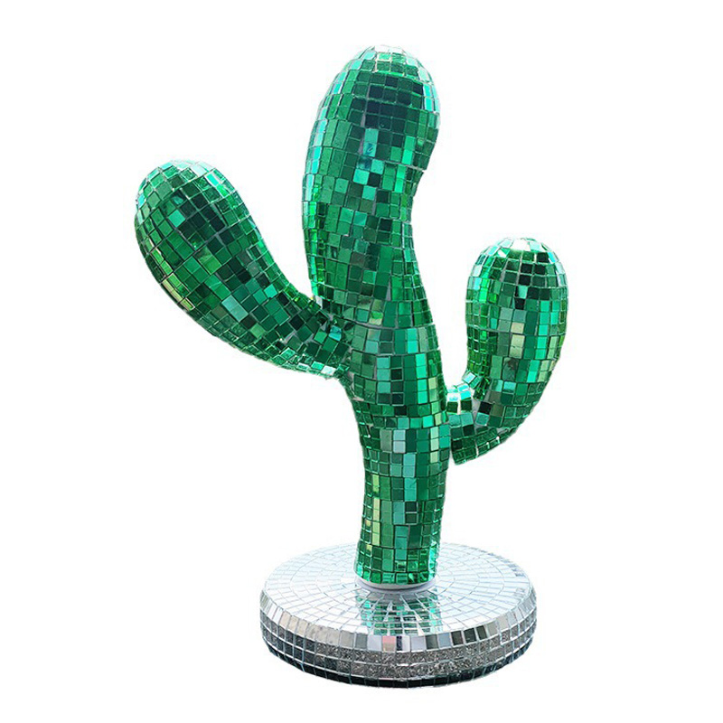 Decoración De Espejos Con Bola De Discoteca Y Cactus