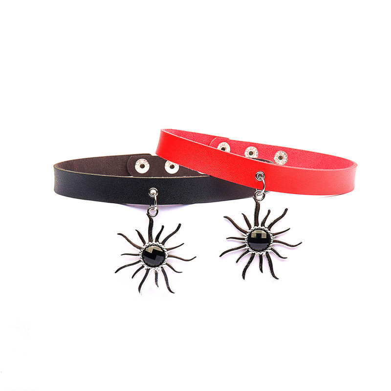Collar de cuero remachado